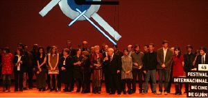 Marisa Paredes y Areces en el centro posan con todos los receptores de los premios. A la derecha Ernesto Sevilla despidiendo la gala. / LUIS SEVILLA
