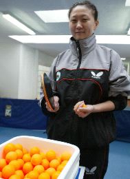 ENTRENAMIENTO. Wang Ying, en la sala de tenis de mesa del Centro de Tecnificación de Trasona. / MARIETA