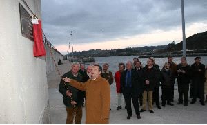 HOMENAJE. El capitán de la 'Idus de Marzo', Santiago Martínez Cañedo, descubre la placa que desde ayer conmemora en el puerto de Candás la salida de la expedición a la Antártida. / TANIA
