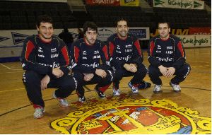 ASTURIANOS CONVOCADOS. Los jugadores Alberto y Raúl Entrerríos, Rubén Garabaya y Carlos Ruesga posan antes de la primera jornada de trabajo en Avilés. / MARIETA