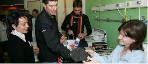ILUSIÓN. Chechu Rubiera y Carlos Barredo entregan una gorra a Ana Isabel, ingresada en el hospital. Junto a ellos la concejala Pilar Pintos. / L. SEVILLA