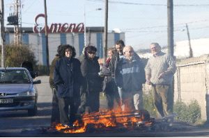 BARRICADA. Los vecinos, durante el corte del camino. / J. BILBAO