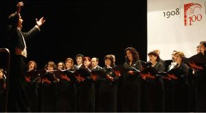 RECITAL. El Coro de la Fundación Príncipe de Asturias, durante un momento de su actuación ayer en la Casa de Cultura de Avilés. / MARIETA