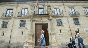 EN OVIEDO. La sede del Real Instituto de Estudios Asturianos está en el Palacio Conde de Toreno, en la plaza de Porlier. / MARIO ROJAS
