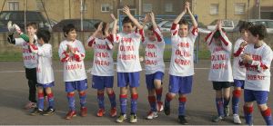 GESTO. Los futbolistas del Sporting benjamín lucen la camiseta de apoyo a Quini minutos antes de enfrentarse al Puerto de Gijón. / PURIFICACIÓN CITOULA