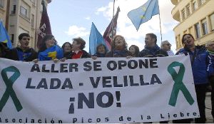 PROTESTA. La plataforma asturiana contra Sama-Velilla, en una manifestación reciente en León. / EFE
