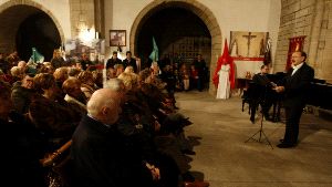 ASISTENCIA. La iglesia vieja de Sabugo se llenó de público para escuchar al tenor Emilio Menéndez y ver la exposición (al fondo). / MARIETA