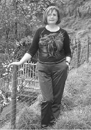 EN EL CAMPO. Alicia, cerca de las colmenas. / G. MATA