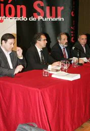 CHARLA. Por la izquierda, Alberto García, secretario de AUGC; Luis Zaragoza, Lino Rubio e Ignacio Manso, ayer. / LUIS SEVILLA