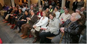 PÚBLICO. En primera fila, de izquierda a derecha, Moisés Llordén, Jesús Menéndez Peláez, Lucía Peláez, Pilar González Lafita, Mercedes Álvarez y Francisco Prendes Quirós, entre el numeroso público que asistió a la presentación. / PAÑEDA