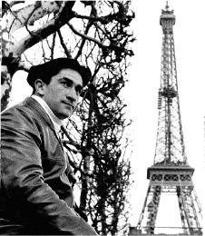 UNIVERSAL. Urtain posa con boina ante la Torre Eiffel en 1969. / TELEPRESS