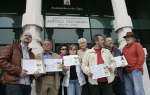 PESCADERÍA MUNICIPAL. Los vecinos presentaron ayer el documento que quiere endurecer las condiciones a los operadores. / P. UCHA