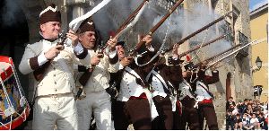 MILITARES. Los soldados de la Milicia Provincial de Oviedo disparan sus armas, ayer por la tarde en la plaza del Marqués, durante un momento           de la recreación histórica de la algarada gijonesa acontecida en 1808.