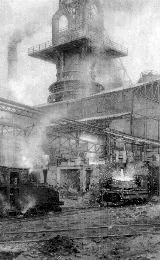 1954. La fábrica de aceros de Gijón, a pleno funcionamiento. / E. C.