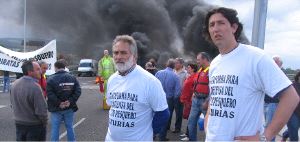 BARRICADA. Alfredo Gutiérrez, portavoz de la plataforma asturiana, durante la protesta en el Puente de los Santos. / D. FERNÁNDEZ