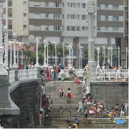 IMAGEN ACTUAL. La emblemática escalera, ayer, con numerosos gijoneses a sus pies. / SEVILLA