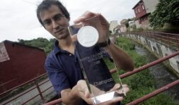 Alberto Coto muestra el trofeo que le acredita como campeón del mundo de cálculo mental. /JUAN CARLOS ROMÁN