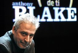 El asturiano Blake cumplirá los suyos, dice, al actuar en el Teatro Jovellanos. / EFE