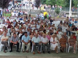 Decenas de personas escucharon atentas a los cuatro cantantes en Arenas. / N. A.