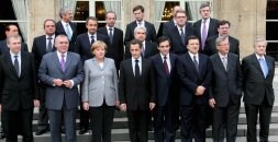 Nicolas Sarkozy posa junto a los jefes de Estado de los países de la Eurozona, en el Palacio del Elíseo. / EFE