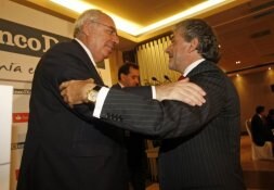 Álvarez Areces saluda al director general de Banco Santander, Enrique García Candelas. / MARIO ROJAS