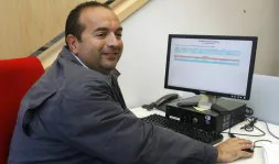 El profesor Luis Alberto Díaz, frente al ordenador. /M. ROJAS