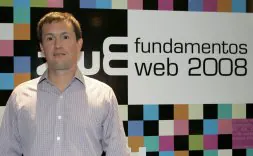 Eric Fain posa con el cartel del encuentro 'Fundamentos web 2008 que se celebró en Gijón . / PALOMA UCHA