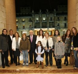 El presidente del Principado y la alcaldesa de GIjón, con la familia de Antolín. / BILBAO