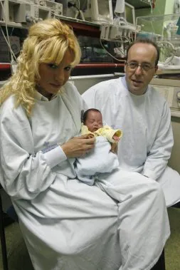 Marlene Pernas y José Luis Santiago, con su hija, a punto de recibir el alta./ MARIO ROJAS