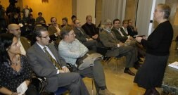 Elena Arias habló ante su equipo. En primera fila, María Luisa Sánchez (Servicios Sanitarios), Mario González (HUCA), Fernando Gallego (Álvarez Buylla), Alfonso Flórez (San Agustín), Alberto Fernández (Valle del Nalón), Alejandra Fueyo (Avilés) y Ricardo de Dios (Jarrio). / JESÚS DÍAZ