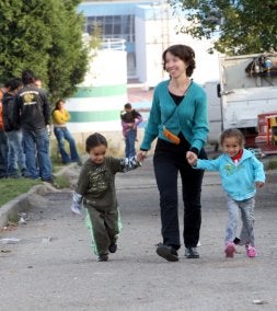 Una educadora, con dos menores en Granda. / PABLO NOSTI