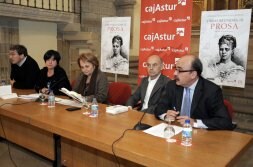 De derecha a izquierda, César Menéndez Claverol, José Bolado, Paz Fernández Felgueroso, María Campomanes y Benito García Noriega, en la Colegiata de San Juan Bautista. / PIÑA