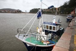 Un barco pesquero, amarrado ayer en Ribadesella. / S. S. M.