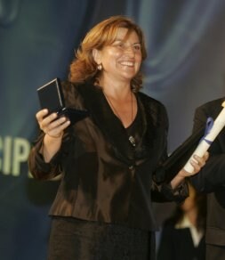 Luz Rodríguez Cabral, recogiendo la Medalla de Plata del Principado de Asturias, en el año 2006. / P. CITOULA