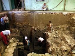 Varios arqueólogos, en el interior de la estructura de origen romano que apareció en el edificio de la Tabacalera, durante la segunda fase de las excavaciones, el verano pasado. / CITOULA