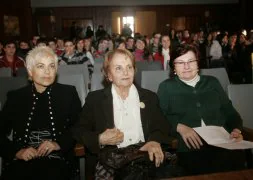 La alcaldesa, entre Elia Criado y la directora del Doña Jimena, Leontina Alonso. /CITOULA