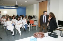 Reunión de la plantilla de urgencias del hospital gijonés. De pie, Ricardo Baldonedo y Pilar Somoano, del Simpa. / SEVILLA