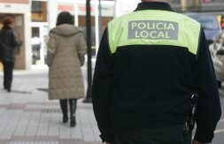 Uno de los agentes que integran el Vicop, grupo que controla el cumplimiento de las órdenes de protección, patrulla detrás de una mujer por una calle de Gijón. / PURIFICACIÓN CITOULA