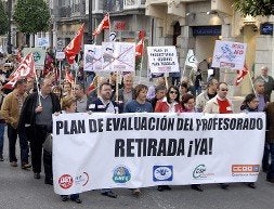 . La protesta convocada hace una semana, que congregó a cientos de docentes en Oviedo./ J. DÍAZ