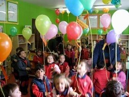 Los niños del Codema celebran con globos la inauguración de la nueva biblioteca escolar./ CODEMA