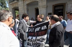 El concejal Julio Carretero, dialogando con los manifestantes en Pola de Siero./ PABLO NOSTI