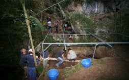 Investigadores peleontológicos trabajan en la cueva de Cangas de Onís. / NEL ACEBAL