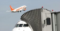 Un avión de EasyJet despega desde el aeropuerto. / CITOULA