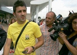 David Villa, a su llegada al aeropuerto de Asturias, anteayer. / LUIS SEVILLA