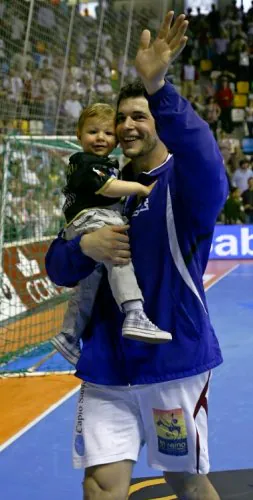 Alberto Entrerríos, con su hijo mayor Adrián, saluda a su afición tras un partido en el Quijote Arena. / CÉSAR MARTÍN