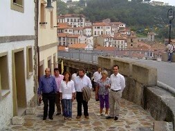 Ana Rosa Migoya con el alcalde, varios concejales y los técnicos de la obra, ayer en el barrio de San José. / S. S. M.