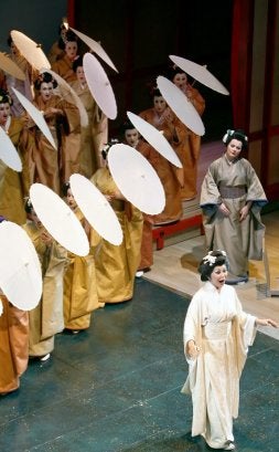 La respresentación de 'Madama Buterlfy' abarrotó por completo el patio de butacas del teatro de la Universidad Laboral. / J.BILBAO