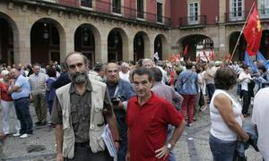 Los dos sindicalistas, ayer frente al Ayuntamiento. / P. UCHA