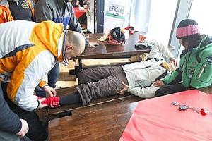 Una esquiadora es atendida tras haber pasado más de dos horas colgada en el telesilla  :: J. C. ROMÁN