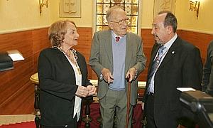 Santiago Carrillo conversa con la alcaldesa de Gijón, Paz Fernández Felgueroso, y el concejal de IU, Jesús Montes Estrada, hoy en el Ayuntamiento. / LUIS SEVILLA